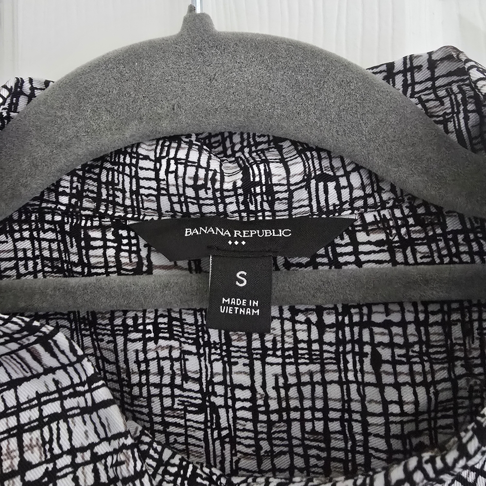Banana Republic Black & White Abstract Print Button-Up Shirt Size Small - Picture 8 of 12